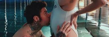Shop the latest chiara ferragni collection. Chiara Ferragni E Fedez La Foto Del Bacio Al Pancino Fa Il Giro Del Web Il Piu Bel Natale Di Sempre