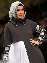 Asyik pose peluk berondong, zaskia sungkar dituduh lepas via www.wowkeren.com. Tak Kunjung Hamil Shireen Sungkar Beri Tips Buat Zaskia Sungkar Showbiz Liputan6 Com