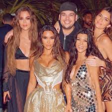 Ее имя регулярно попадает на первые страницы таблоидов скандальной хроники. Kim Kardashyan Obrugali Za Arendu Ostrova Vo Vremya Pandemii V Chest 40 Letiya Yavleniya Cennosti Lenta Ru