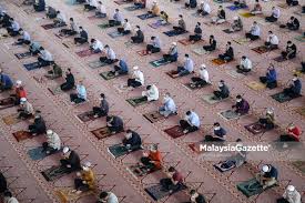 Pengarah jabatan agama islam selangor (jais) mohd shahzihan ahmad berkata solat jumaat digantikan dengan. Jais Benarkan Solat Jumaat Solat 5 Waktu Sejak Isnin Mohd Shahzihan