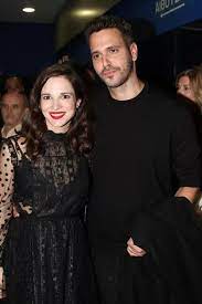 Η ευγενία δημητροπούλου έγινε κουμπάρα μαζί με τον ηθοποιό μιχάλη λεβεντογιάννη, ο οποίος πρωταγωνιστεί στην σειρά τατουάζ. Aigaio Sos Oi Lamperes Paroysies Sthn Premiera Ths Tainias Celebrities Eidhseis