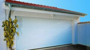 Une Porte De Garage Enroulable Sur Mesure Porte Garage Garage Porte Garage Enroulable