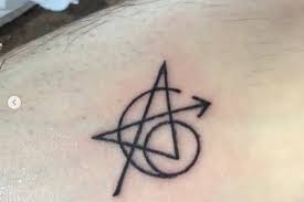 Los que me hicieron ganar fueron los independientes, así expresó sebastián sichel en su visita a bienvenidos parte de sus sensaciones tras haber sido ganador por chile vamos en las primarias celebradas ayer. Infinity Friends El Particular Tatuaje Que Se Hicieron 5 Actores De Avengers La Tercera
