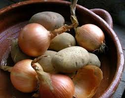 Store Onions And Potatoes In Separate Places Onions And Potatoes Should Never Be Stored Together If You How To Store Potatoes Canned Food Storage Food Store