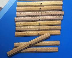 Ce Double Decimetre N Avait Pas De Chanfrein Concu Pour Tracer A L Encre C Est Pourquoi Il A Souvent Ete La Source De Plusieurs Tach Wood Texture Crafts