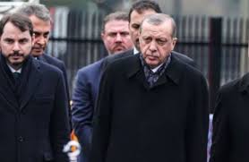 + cumhuriyet yazarı barış terkoğlu, cumhurbaşkanı ve akp genel başkanı recep tayyip erdoğan'ın damatları berat albayrak ve damat berat, çoğu zaman fetö okullarındaki geçmişiyle sıkıştırılıyor. Damat Ve Erdogan Arasinda Neler Yasaniyor Iste Akp Icindeki Kavgalar