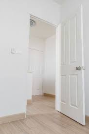 Porte Interne Bianche Con Doppia Cornice Interna Pavimento Legno Scuro Porte Interne Stili Di Casa Finestre Legno Bianco