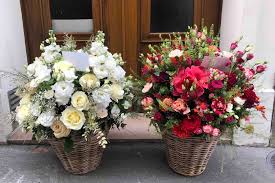 Espace circulaire qui, dans les bourses de valeurs, est entouré d'une balustrade autour de laquelle les agents de change se font verbalement leurs offres et. Corbeille De Fleurs Pour Deuil Boya Fleurs Maison