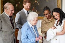 وظهر الأمير هاري harry اليوم وهو يحمل طفله وإلى جانبه زوجته ميغان ماركل meghan markle في فيديو خاص مع طفلهما الأول أمام. Ø§Ù„Ø£Ù…ÙŠØ± Ù‡Ø§Ø±ÙŠ ÙŠØ·Ø§Ù„Ø¨ Ø§Ù„Ø¹Ø§Ø¦Ù„Ø© Ø§Ù„Ù…Ù„ÙƒÙŠØ© Ø§Ù„Ø§Ø¹ØªØ°Ø§Ø± Ø±Ø³Ù…ÙŠØ§ Ù„Ø²ÙˆØ¬ØªÙ‡ Ù…ÙŠØºØ§Ù† Ù…Ø§Ø±ÙƒÙ„