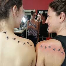 Rien ne compte plus au monde que le bonheur de ma fille, même si je ne comprends jamais pourquoi elle choisit toujours des voies difficiles et douloureuses. 30 Superbes Tatouages Pour Mere Et Fille Qui Celebrent Ce Lien Indissoluble Curioctopus Fr