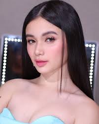 Soft glam for @sofiapablo 🤍✨ Makeup @justborlado Hair @markanthonyrosales  Styled by @ajjavierph Assisted by @paderes.paul__ less ~ @justborlado I.G  post #sofiabuttercupsofc