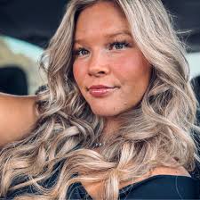 I am only posting this anonymously so that my friend doesn't see this. I'm  wanting to have her hair done for her, but having trouble finding someone  that specializes in or is