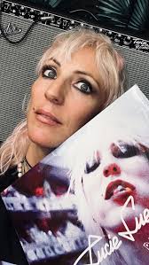 Let me tell you our band's story! ⚡️ 1- It all began just after my divorce.  I was at rock bottom, completely drained. It was a fresh start, an  opportunity for me