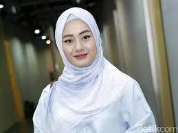 Rey pernah merilis singel yang bertajuk tentang setelahnya dan selamat tinggal. Dinda Hauw Menikah Dengan Rey Mbayang Hari Ini