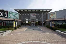 Planning to rent a car in fidenza shopping park, fidenza for an upcoming trip? Rubano Al Fidenza Shopping Park Tre Stranieri In Manette L Eco Di Parma