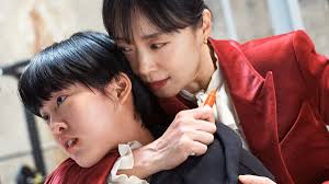 Jeden z nejlepších akčních filmů od Netflixu se vrátí. Nečekaný spin-off  uvidíme už brzy