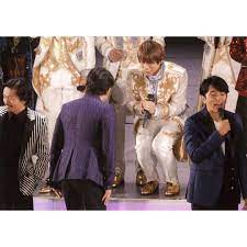 sho kuuun instagram 年明け直後 岡田くんが後ろにいるしょーくんにご挨拶してくれたんだけど 段に立っていたしょーくんは中腰になり岡田くんに目線を合わせてお話してたの しょーくんの人柄が溢れ出てるこの写真好き 平野紫耀 永瀬廉