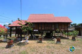 Biasanya tangga disambungkan pada bahagian depan bumbung rumah melayu tradisional ini direka untuk memberi naungan dan perlindungan daripada panas dan hujan, dan juga untuk memberi pengudaraan. Rumah Tradisional Kampung Seronok Bayan Lepas
