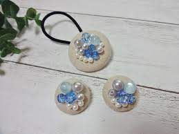 100均のくるみボタンキットで作ったくるみボタンに ビーズを縫い付けたヘアゴムの作り方をご紹介します ビーズを縫い付けただけで いつものくるみボタンがグレードアップです ビーズ ヘアゴム ビーズ刺繍 ヘアゴム 作り方 ビーズ 花 作り方