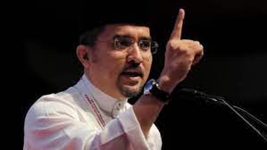 Asyraf wajdi dusuki bercakap pada sidang media mesyuarat pemuda. Asyraf Wajdi Dusuki Suara Merdeka
