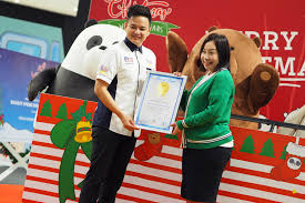 Congratulations to ecogreen holidays sdn bhd ! Malaysia S Biggest Upside Down Christmas Tree Lifts Holiday Spirits At Paradigm Mall Jb Johor Foodie