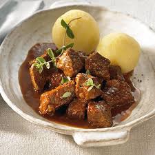 Saftgulasch Nach Wiener Art Johann Lafer Rezept Rezept Gulasch Rezept Einfach Rindergulasch Rindergulasch Rezept