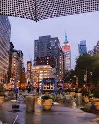 El Empire State Building En Un Dia De Lluvia Nuevayork San Francisco Skyline Skyline Aesthetic Wallpapers