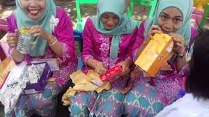 Emang mendingan ngasih kartu ucapan selamat hari ibu daripada memaksa membeli kado untuk ibu yang belum tentu disukai atau dibutuhkan. Keseruan Guru Guru Tk Paripurna 2 Dalam Acara Tukar Kado Di Acara Hari Ibu Tahun 2016 Youtube