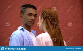 Hairstyles for teenage guys are more stylish, edgy and awesome than ever. Teenager Die Sich Gegenseitig Anschauen Schone Frisur Fur Rot Haarige Madchen Stockfoto Bild Von Haarige Teenager 161865730