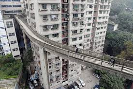 A 30 M Walkway In Chongqing Links A Land At One End And The 13th Floor In A High Rise Building At The Other End Gebouwen Chongqing Voetganger