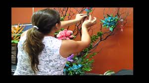 También se imponen los chamizos decorados solo con luces que recuerdan los árboles la bienvenida al hogar la puede dar con una puerta decorada con pino artificial o de alambre, y puede. Como Hacer Un Arreglo Decoracion De Arbol Seco Con Follajes Flores Y Bisuteria Youtube