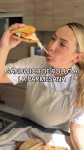Delicioso sándwich de pollo a la parmesana