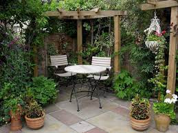 70 Brilliant Low Maintenance Front Yard Landscaping Ideas Frontyardlandscaping F Small Courtyard Gardens Courtyard Gardens Design Small Backyard Landscaping