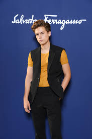 Ко́ул ми́тчелл спра́ус — американский актёр. See Cole Sprouse S Heartfelt Message On His Breakup With Lili Reinhart