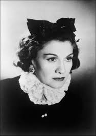 You may be able to channel her fashion wisdom in your own closet without looking further than a string of pearls and a little black dress. Coco Chanel Die Agentin Mit Der Perlenkette Gesellschaft Faz