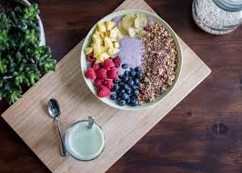 Ricetta base dell'açai bowl per preparare la tua veggie bowl disponi all'interno di un blender la banana e l'açai frullando fino a quando il composto non risulterà spumoso, sodo e ben amalgamato. Acai Bowl Cos E E Come Si Prepara Questo Snack Salutare E Nutriente