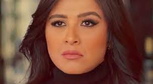 ياسمين عبدالعزيز في «اللي مالوش كبير» يذكر أن ياسمين عبدالعزيز شاركت في موسم دراما رمضان الماضي، من خلال مسلسل «اللي مالوش كبير»، مع الفنان أحمد العوضي، وحققت نجاحًا كبيرًا آنذاك. Ø­Ø§Ø±Ù‚Ù„Ùƒ Ø¯Ù…Ùƒ ÙÙ†Ø§Ù†Ø© ØªÙƒØ±Ù‡Ù‡Ø§ ÙŠØ§Ø³Ù…ÙŠÙ† Ø¹Ø¨Ø¯ Ø§Ù„Ø¹Ø²ÙŠØ² Ø£ÙƒØ«Ø± Ù…Ù† Ø£ÙŠ Ø´Ø®Øµ Ø¢Ø®Ø± Ø§Ù„Ù…ÙØ§Ø¬Ø£Ø© ÙÙŠ Ù‡ÙˆÙŠØªÙ‡Ø§ Ø£Ø­Ø¯Ø§Ø« Ù†Øª