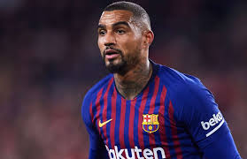 كيفن برينس بواتينغ لم يكن ضحية السرقة الوحيد بين لاعبي برشلونة. Ù„Ø§Ø¹Ø¨ Ø¨Ø±Ø´Ù„ÙˆÙ†Ø© ÙŠØªØºØ²Ù„ ÙÙŠ ÙƒÙ„ÙˆØ¨ Ù‚Ø¨Ù„ Ù…ÙˆØ§Ø¬Ù‡Ø© Ù„ÙŠÙØ±Ø¨ÙˆÙ„ ÙƒÙˆØ±Ø©