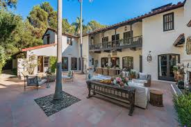 Полное имя — роберт дуглас томас паттинсон (robert douglas thomas pattinson). See Inside Twilight Actor Robert Pattinson S Hacienda Style Estate Pursuitist