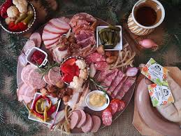 La dorință, fileul de pește din mijlocul compoziției poate fi înlocuit. Platou Aperitiv Cu Preparate Traditionale Bucataresele Vesele