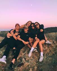 Cavetown's hug all ur friends from the album jackson, part 5/5 in cavetown's animal kingdom collaboration series. 56 Friends Group Photo Ideas Photo Friend Goals Friend Pictures