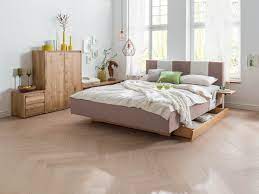 Durch das große king size bett (200cm) und ein schlafsofa für kinder bietet sich das zimmer auch für kleine familien an. Was Sind Queensize Betten Q Lexikon Naturmatratzen Buslaps