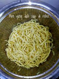 Kaedah adunan yang betul kerana sekiranya adunan tidak tepat akan menyebabkan mee akan hancur. Buat Sendiri Mee Kuning Kat Rumah Guna 4 Bahan Sahaja Dijamin Sedap Bersih Dan Sihat Tanpa Pengawet Keluarga