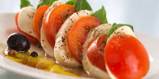 La Salade Du Midi Tomates Mozza Olive Facile Et Rapide Decouvrez Les Recettes De Cuisine Actuelle