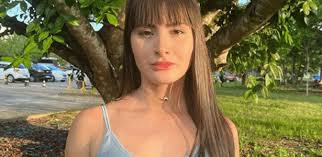 Agatha Sá, namorada de Ret, eleva o clima de fio-dental