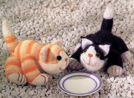 10 free knit patterns for pets including knit cat toy patterns, free knit cat hoodie pattern, free knit dog toy patterns and free knit dog sweater pattern. Knitted Cats Patterns You Will Love To Whip Up Lots Of Free Patterns