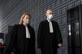 Toute la maison n'est pas lavée, par exemple, et on retrouve la montre cassée de la une postérité qui a d'ailleurs donné lieu à un interminable débat : Dans L Affaire Troadec Hubert Caouissin Raconte Sa Derive Paranoiaque