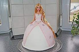 Heute backe ich eine frozen elsa torte zum geburtstag meiner tochter, die ein großer eiskönigin fan ist. Barbie Torte Von Cityfield2000 Chefkoch Barbie Torte Barbie Torte Rezept Torten Kindergeburtstag Madchen