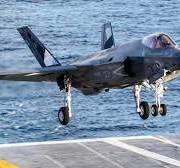 Ayna benzeri kaplamalı F-35C savaş uçağı uçak gemisinde ...