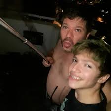 Boa noite, feliz ano novo", diz Maduro em vídeo postado na noite deste  sábado (3). A cena mostra Maduro caminhando algemado, na sede da agência  antidrogas do país, em Nova York. Ele